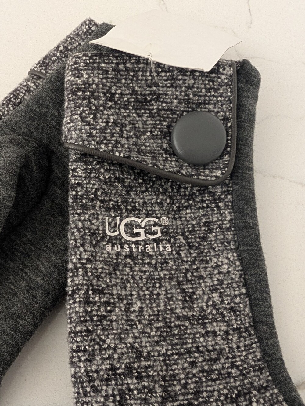 New UGG Australia Gray Knit Touchscreen Gloves Women One Size NWT Winter Cozy - Picture 4 of 6